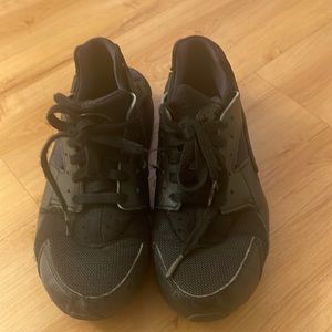 Nike Boys Huarache in the color black size 7Y